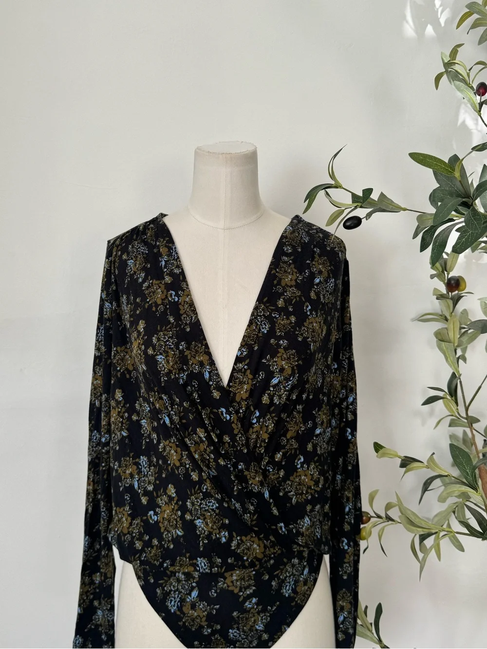 FREE PEOPLE - Printed Turnt Long sleeve Floral Bodysuit in Night Combo Size S